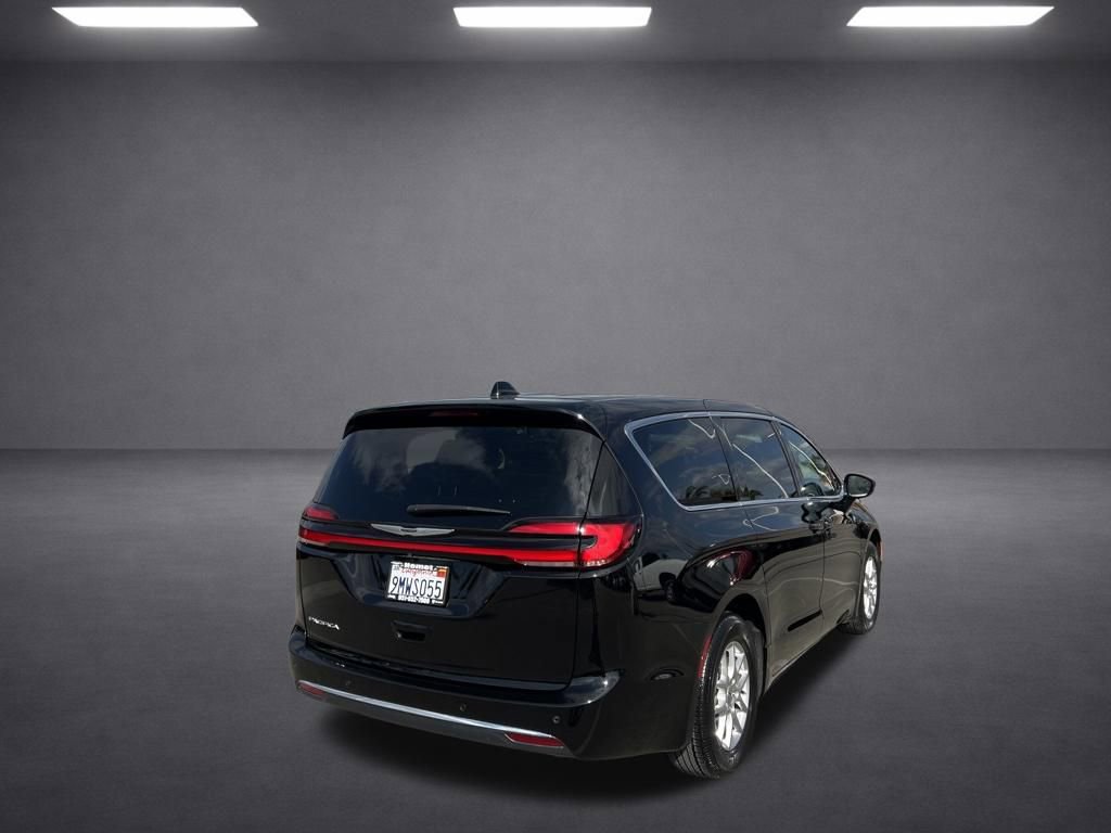 Used 2024 Chrysler Pacifica Touring FWD image 9