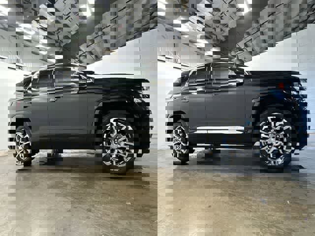 Used 2023 GMC Acadia Denali w/ Denali Ultimate Package image 3