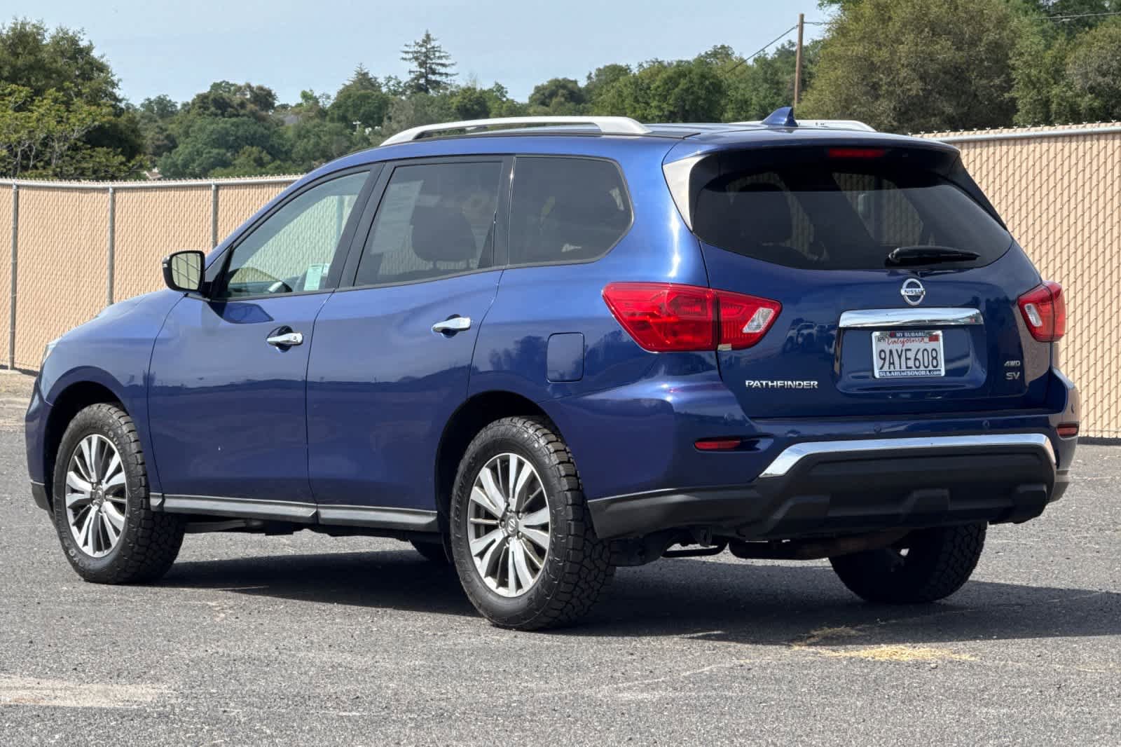 Used 2020 Nissan Pathfinder SV image 5