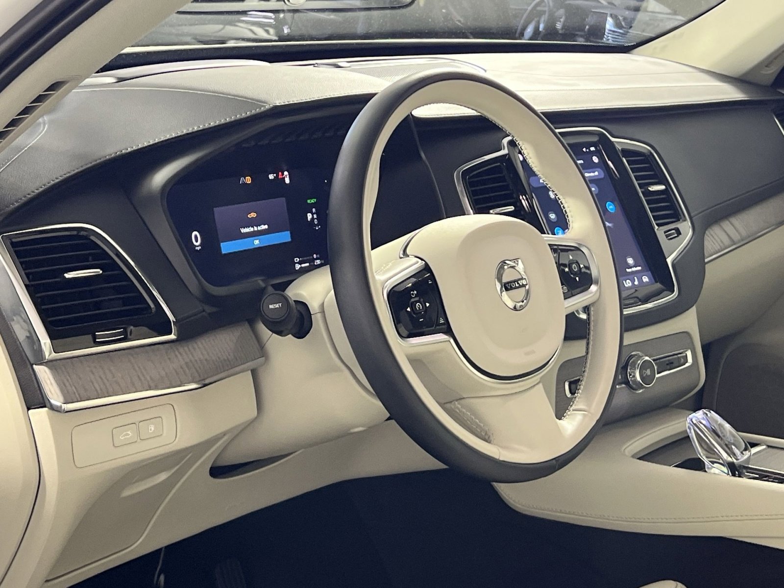 Used 2025 Volvo XC90 T8 Ultra image 16