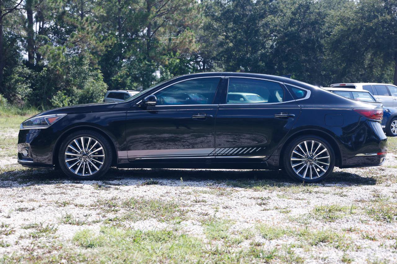 Used 2017 Kia Cadenza Premium w/ Luxury Package FWD image 3