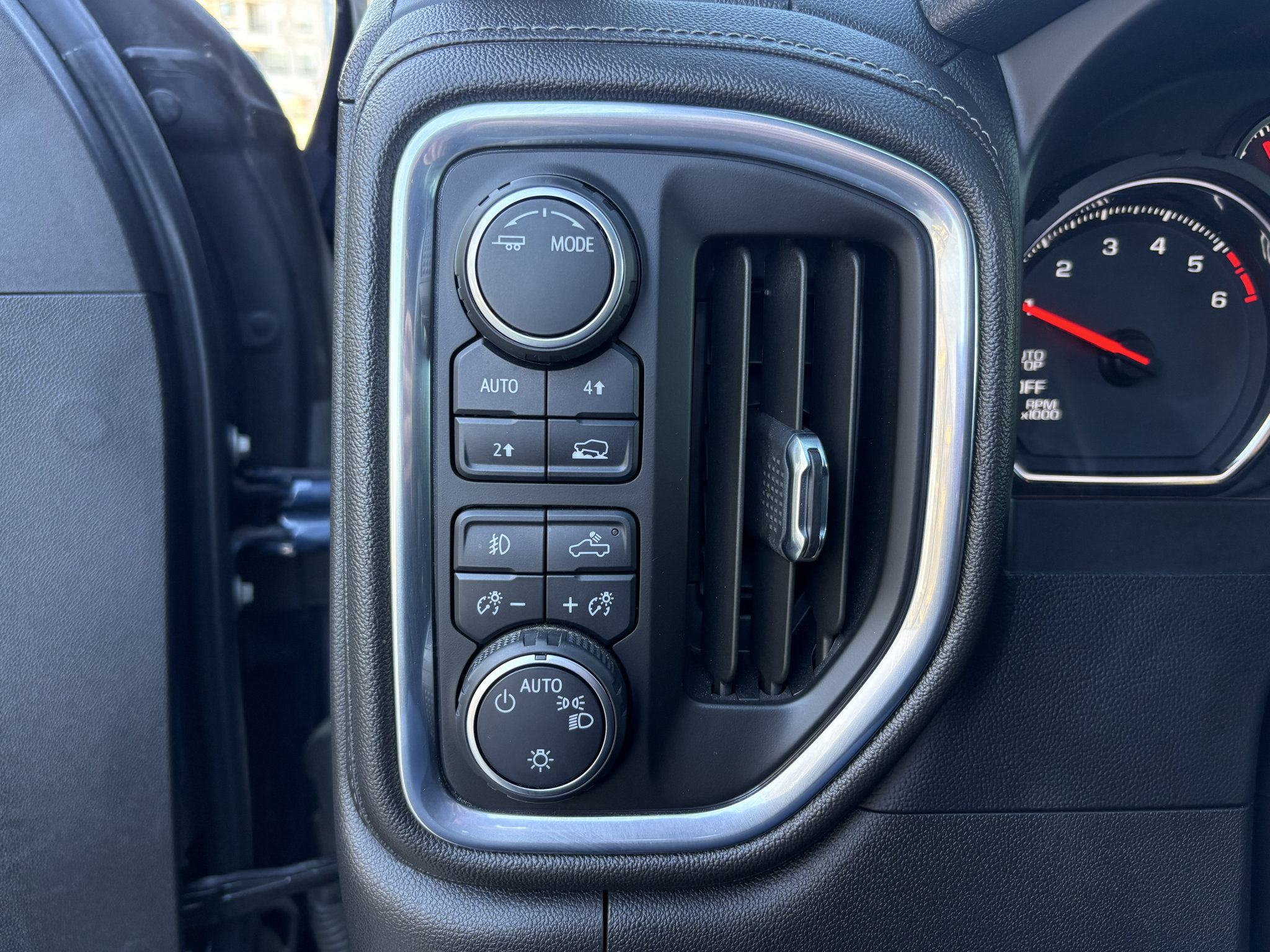 Used 2021 Chevrolet Silverado 1500 RST w/ Bed Protection Package AWD/4WD image 12