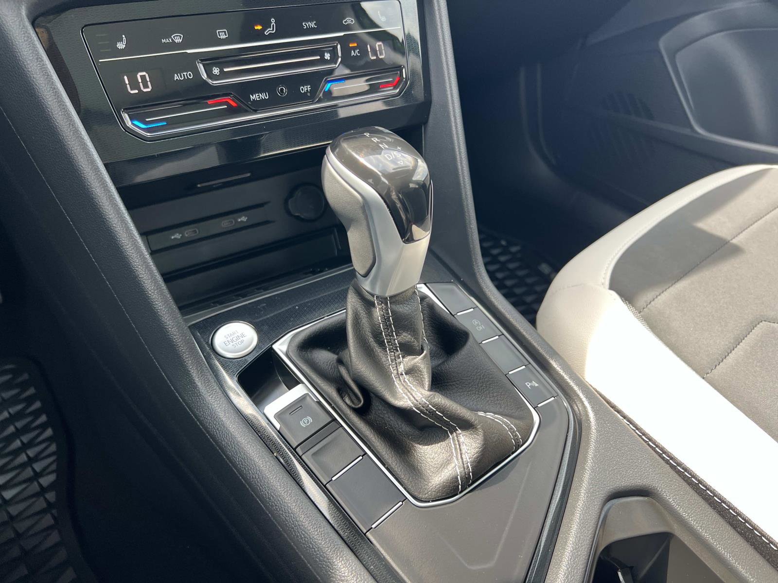 Used 2025 Volkswagen Taos SE w/ Panoramic Sunroof Package image 16