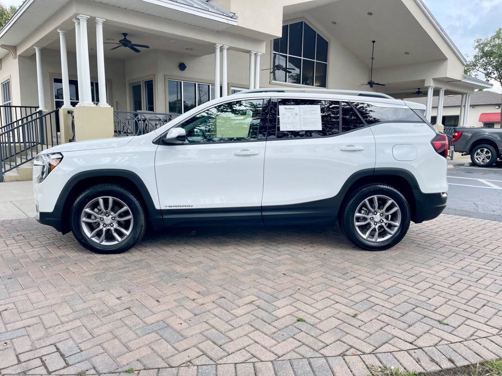 Used 2023 GMC Terrain SLT image 2