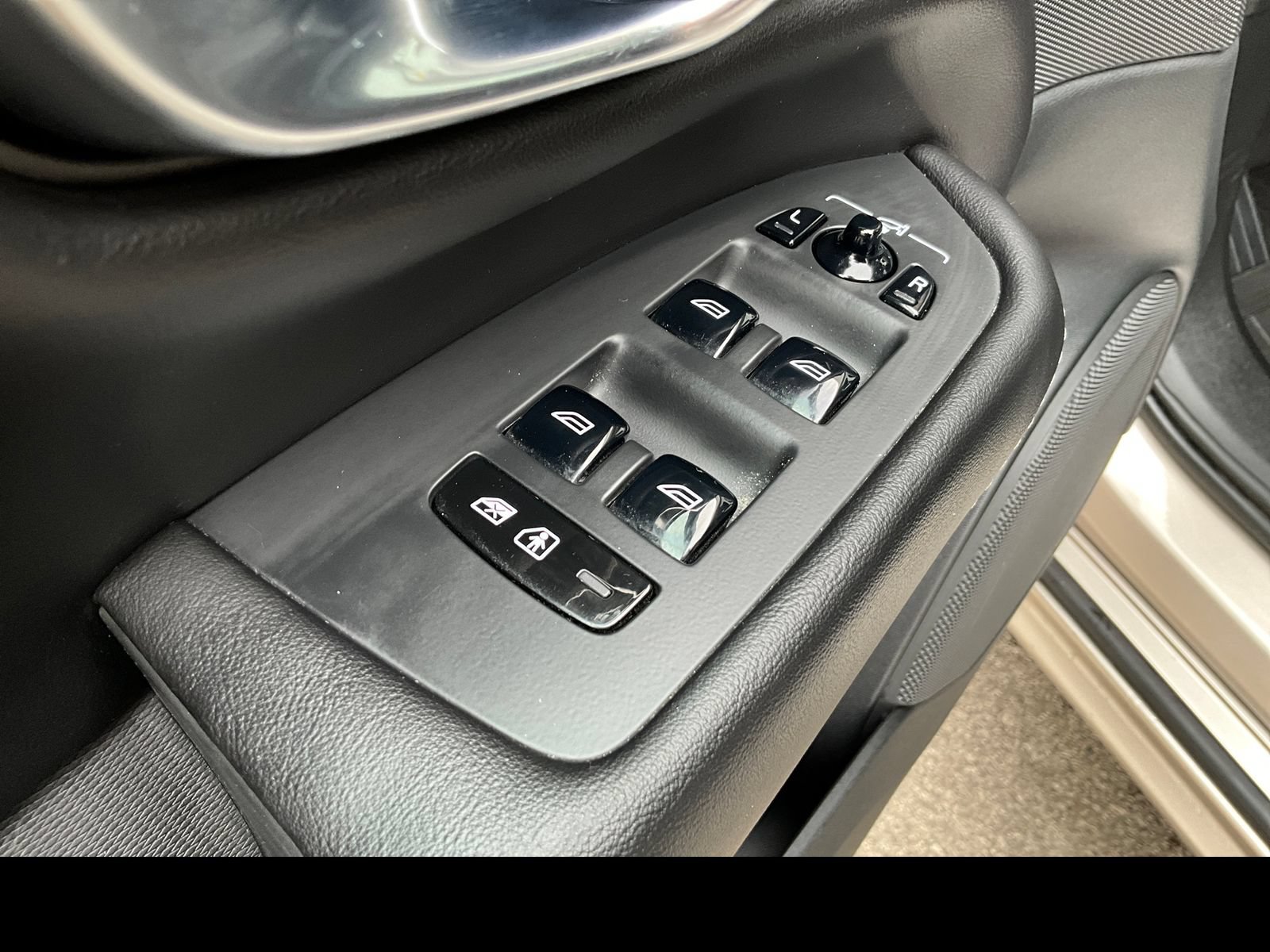 Certified 2023 Volvo XC90 B6 Ultimate w/ Protection Package Premier AWD/4WD image 25