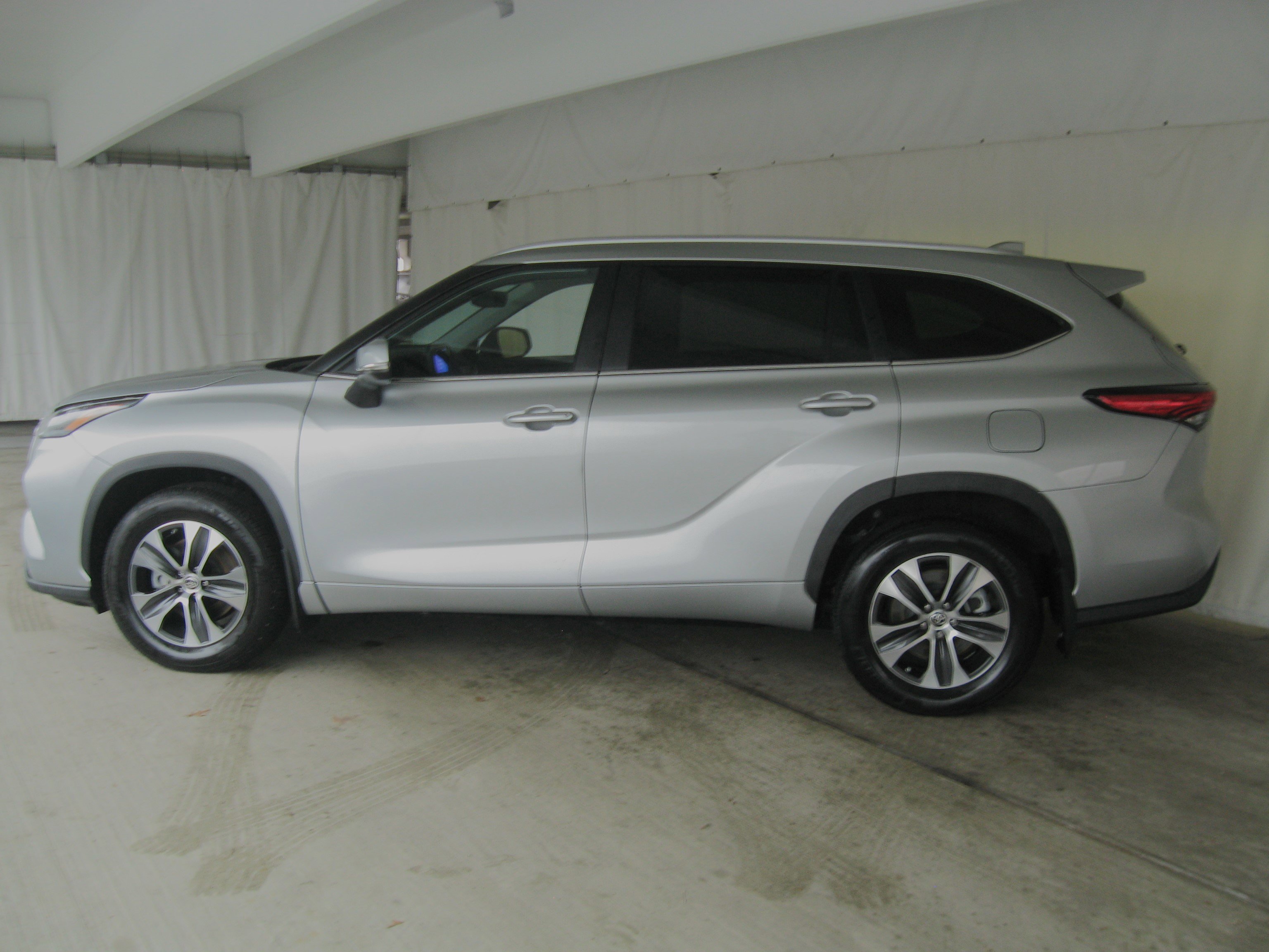 Used 2023 Toyota Highlander XLE image 28