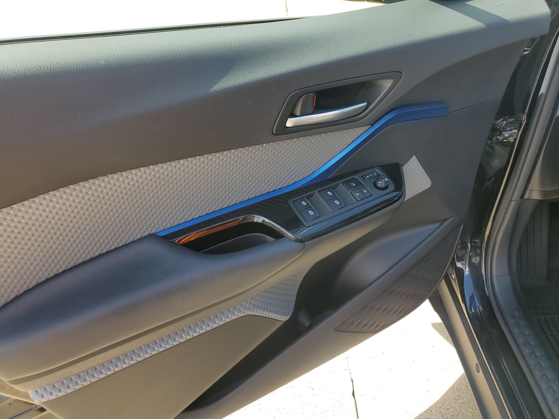 Used 2019 Toyota C-HR XLE FWD image 28