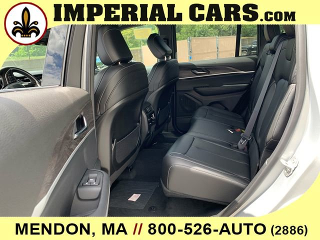 New 2025 Jeep Grand Cherokee Limited w/ Black Appearance Package image 16