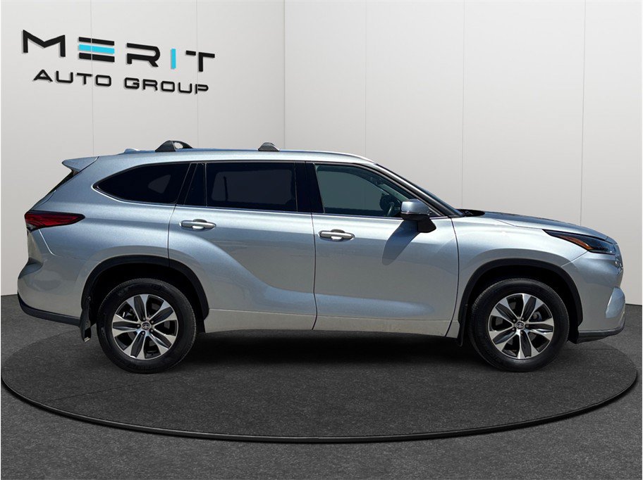 Used 2021 Toyota Highlander XLE AWD/4WD image 10