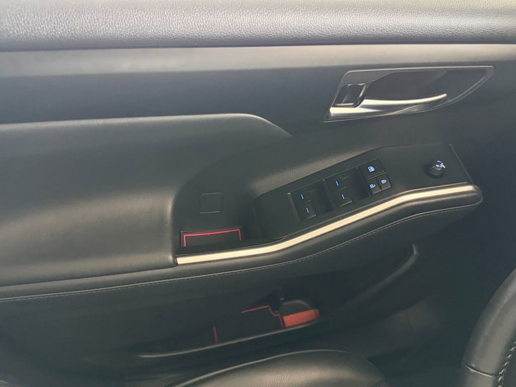 Used 2022 Toyota Highlander XLE FWD image 11