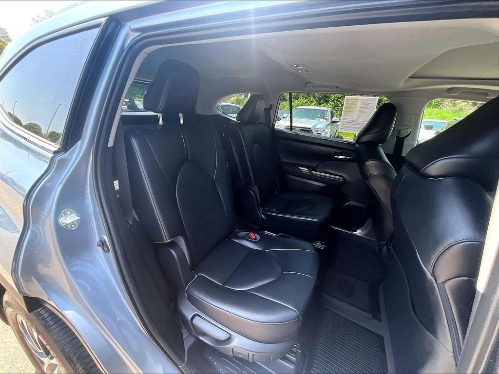 Certified 2021 Toyota Highlander XLE AWD/4WD image 16