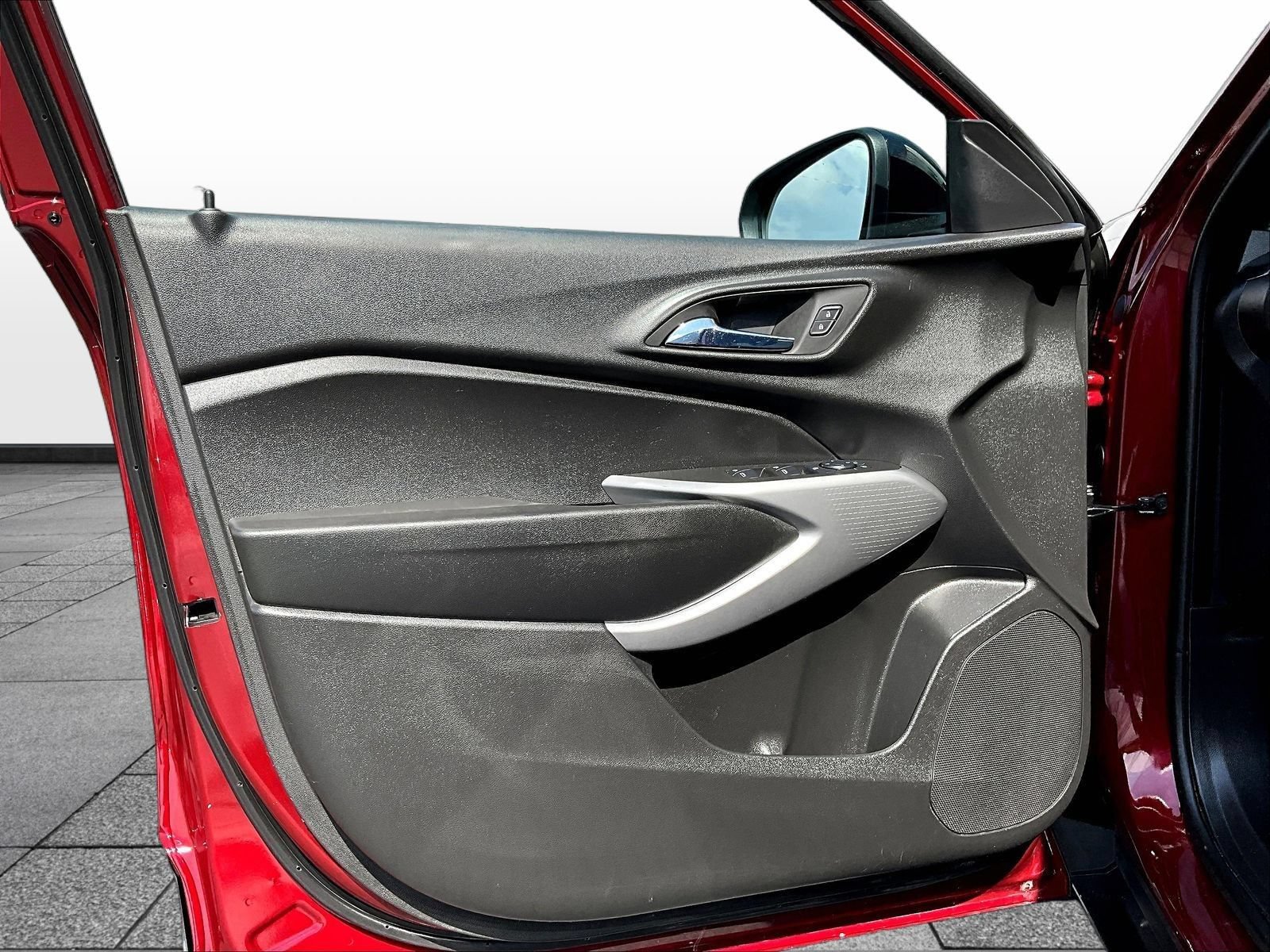 Used 2024 Chevrolet Trax RS FWD image 22
