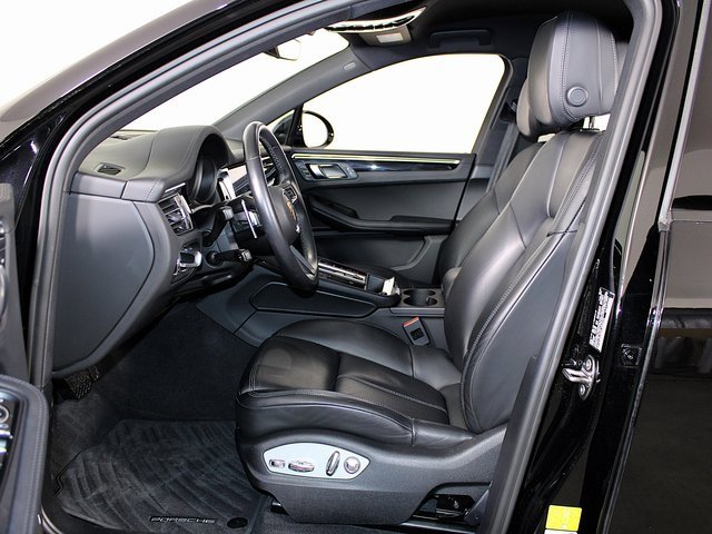Certified 2023 Porsche Macan image 5