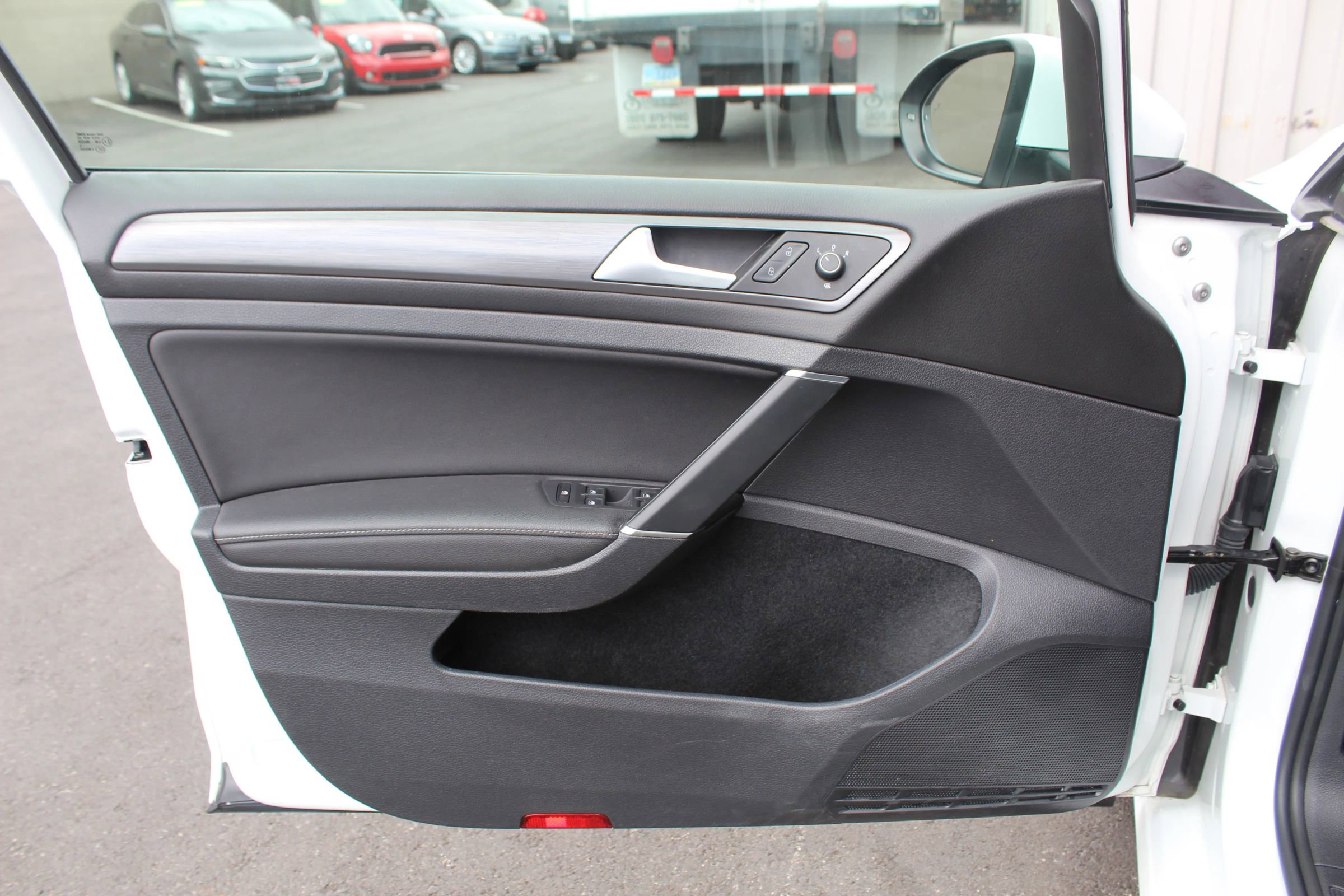 Used 2021 Volkswagen Golf 4-Door image 5