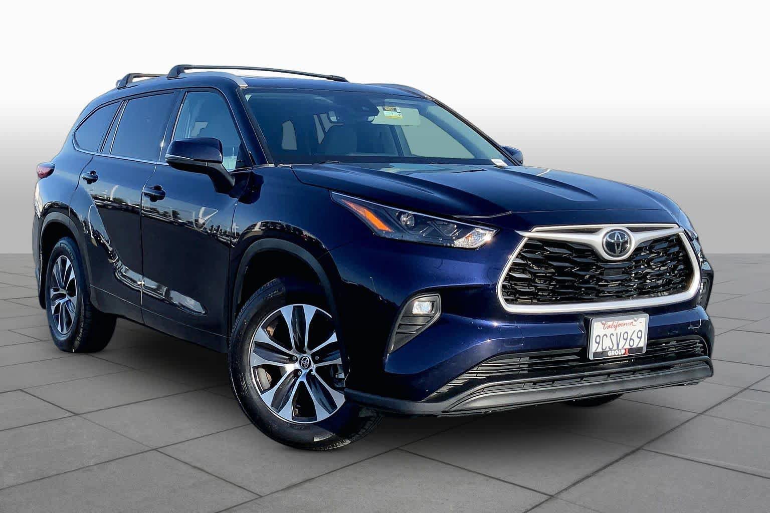 Used 2022 Toyota Highlander XLE AWD/4WD image 2