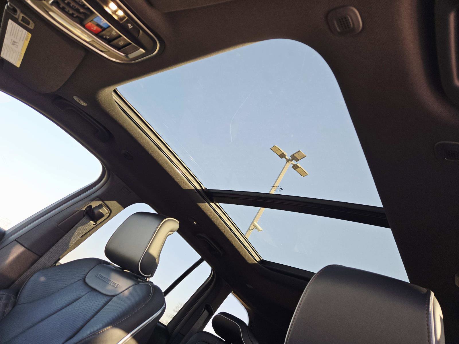 New 2025 Jeep Grand Cherokee Summit image 9