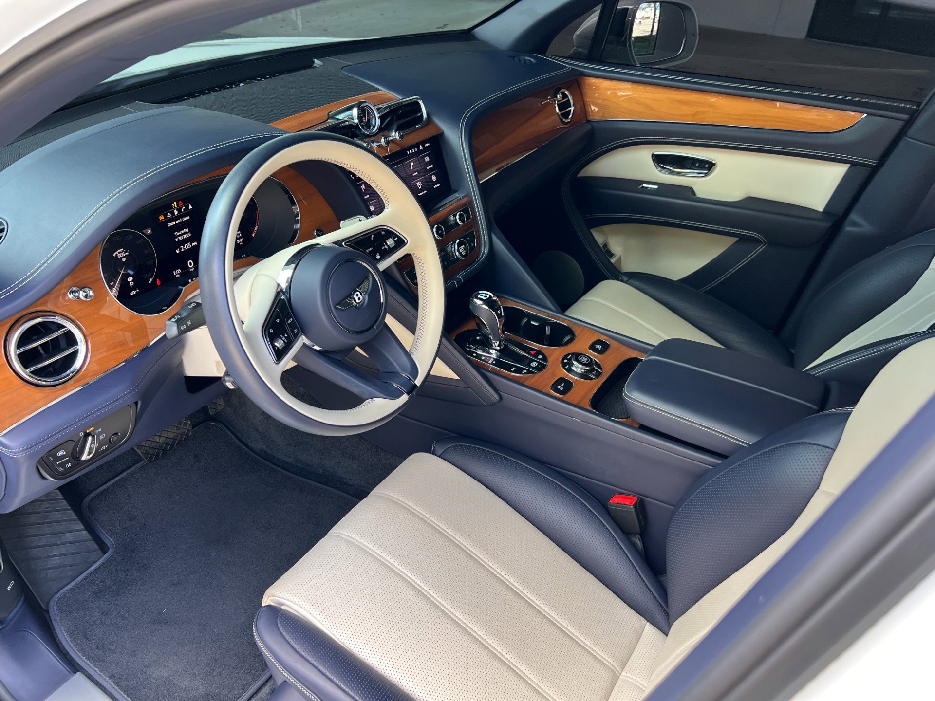 Used 2021 Bentley Bentayga image 2