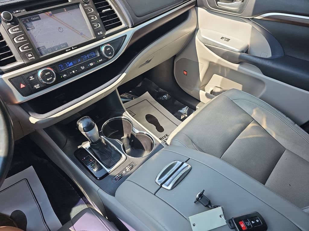 Used 2014 Toyota Highlander Limited Platinum AWD/4WD image 25