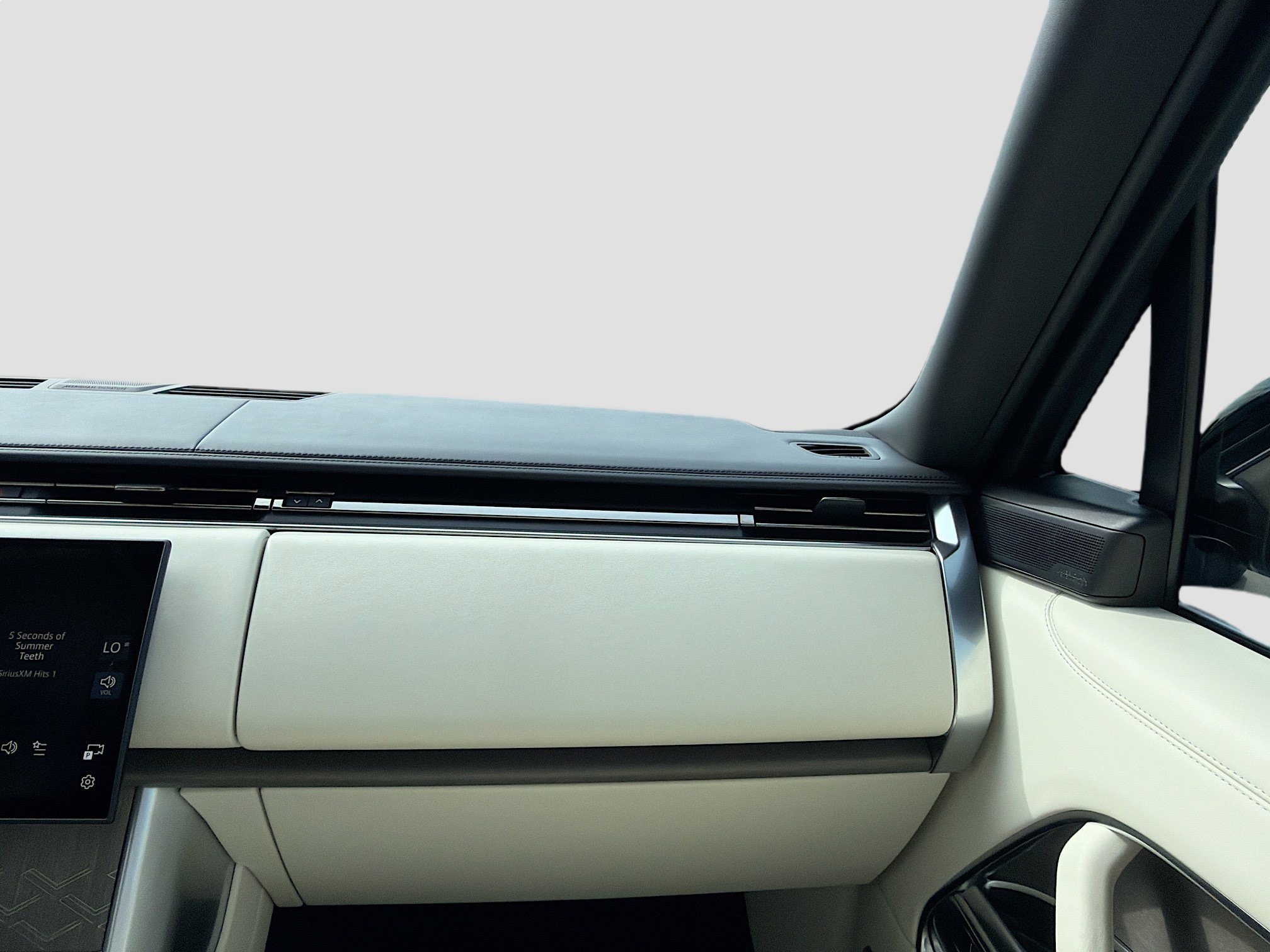 Used 2025 Land Rover Range Rover SV image 19