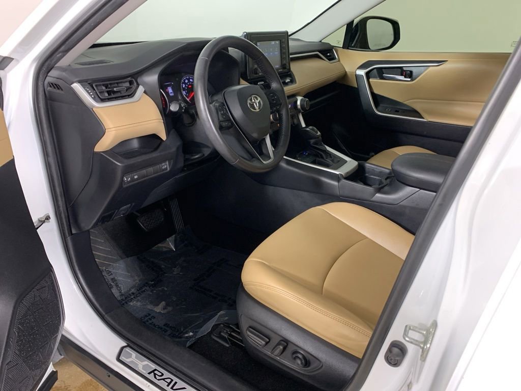 Used 2020 Toyota RAV4 XLE Premium FWD image 30