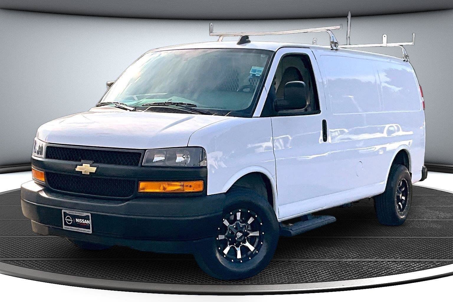 Used 2021 Chevrolet Express 3500 w/ Driver Convenience Package RWD image 4
