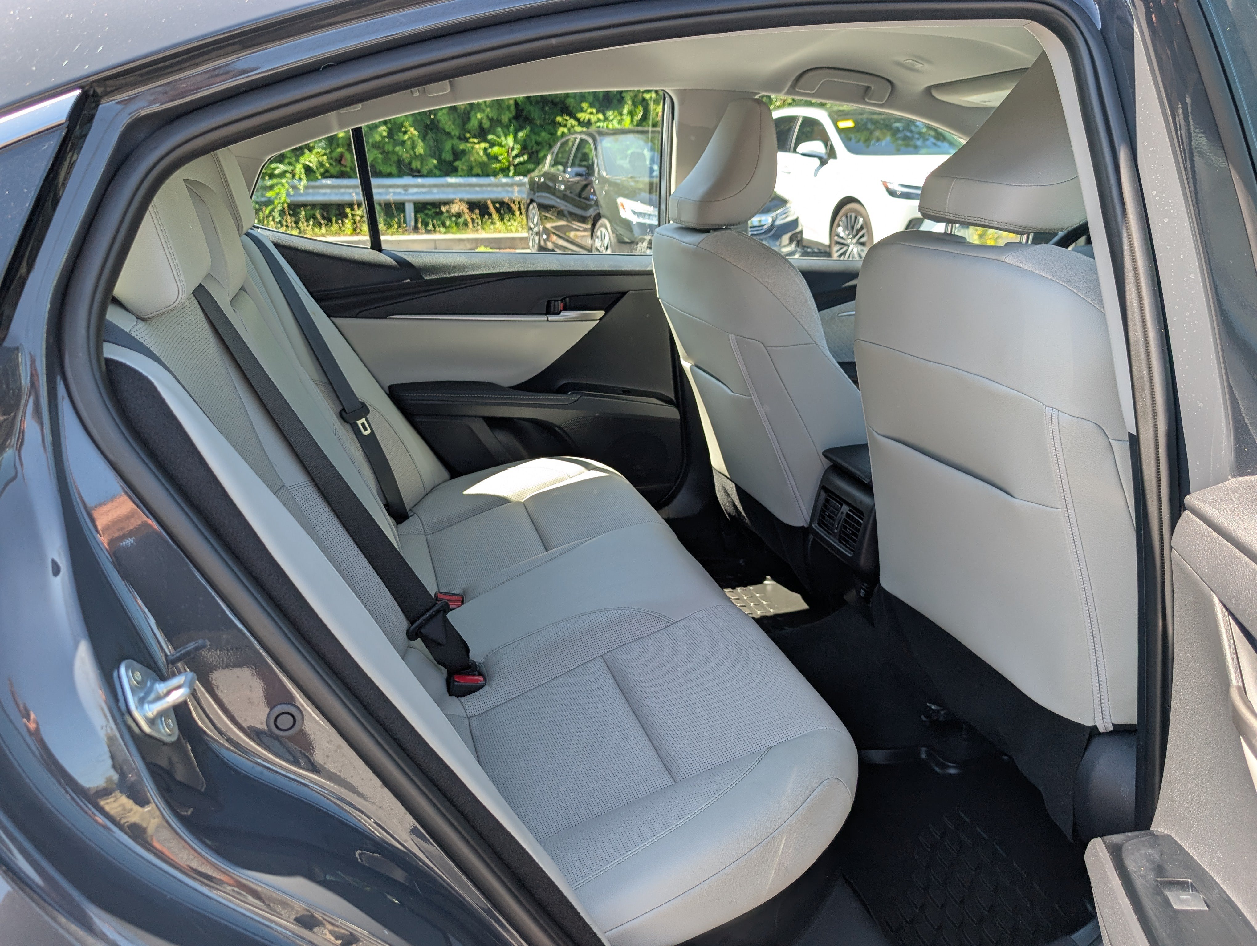 Used 2025 Toyota Camry XLE FWD image 13
