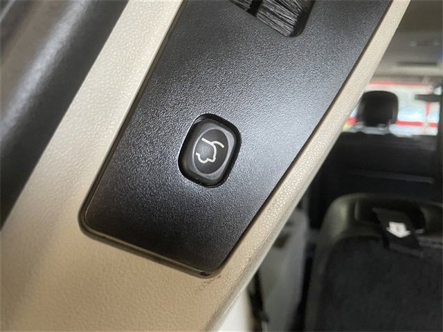 Used 2015 Chrysler Town & Country Touring-L w/ Driver Convenience Group image 23