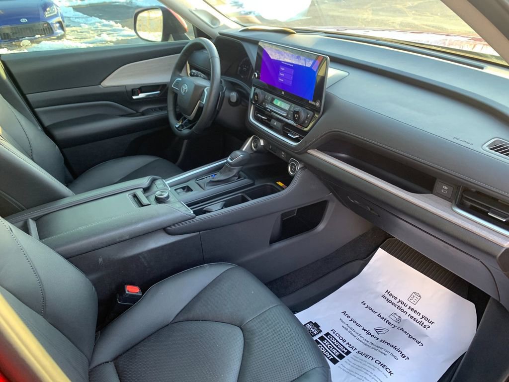 Used 2025 Toyota Grand Highlander AWD image 17