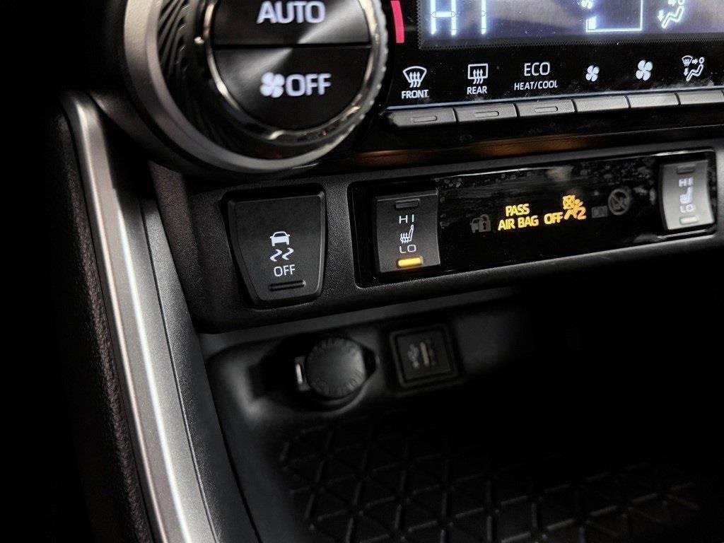 Used 2024 Toyota RAV4 SE image 27