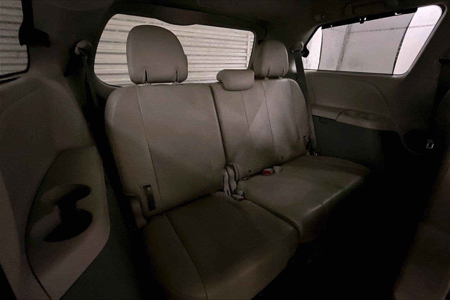 Used 2014 Toyota Sienna XLE image 28