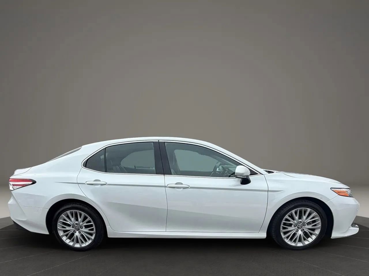 Used 2018 Toyota Camry XLE FWD image 4