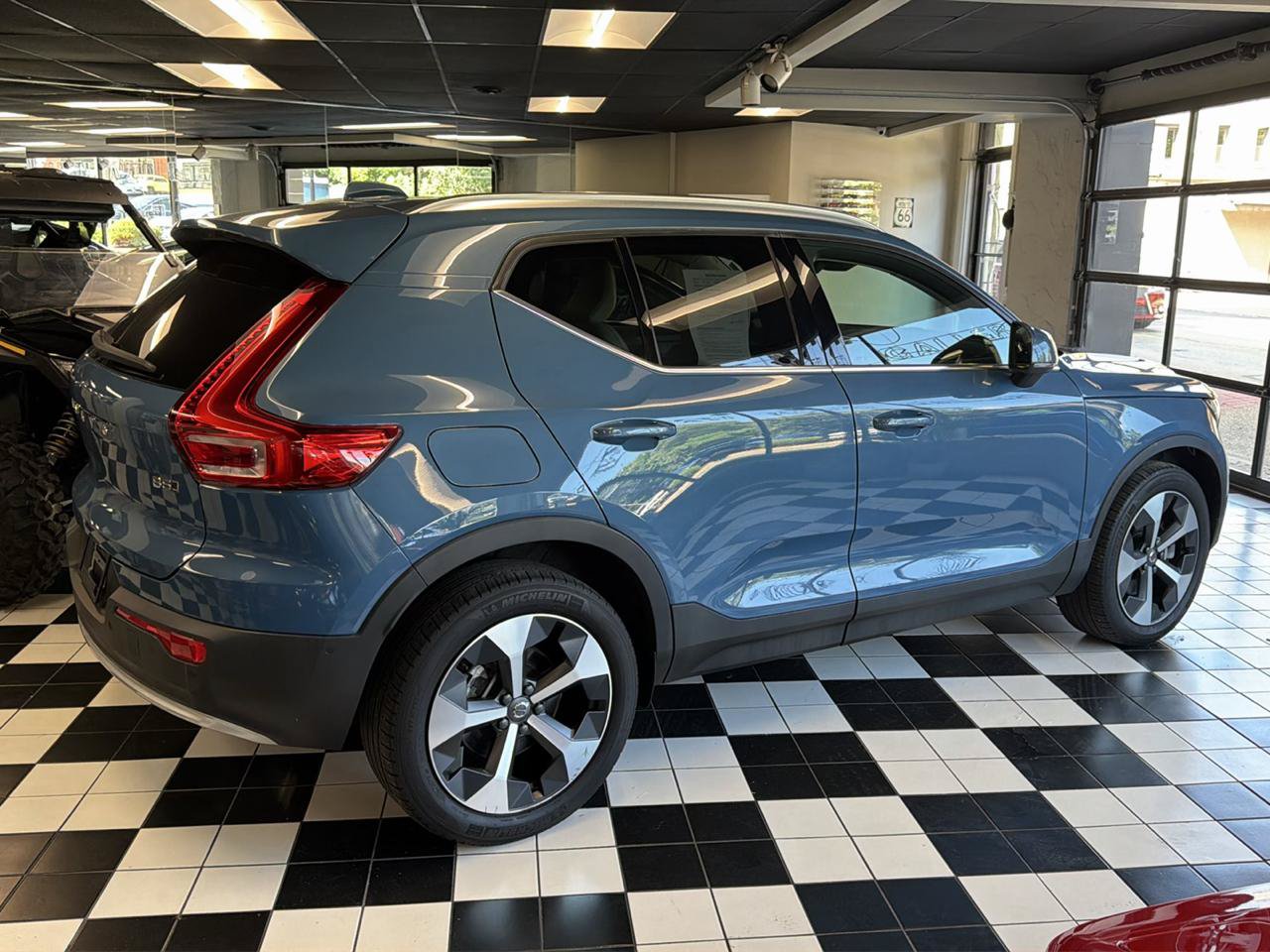 Used 2023 Volvo XC40 B5 Plus w/ Driver Assist Package AWD/4WD image 4