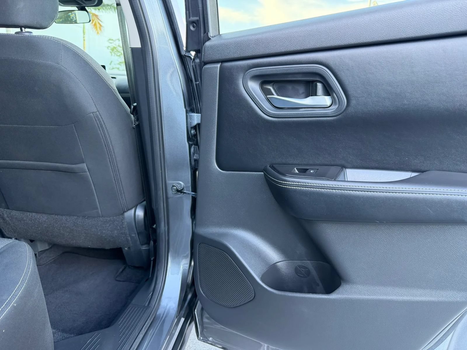 Used 2025 Nissan Rogue SV FWD image 31