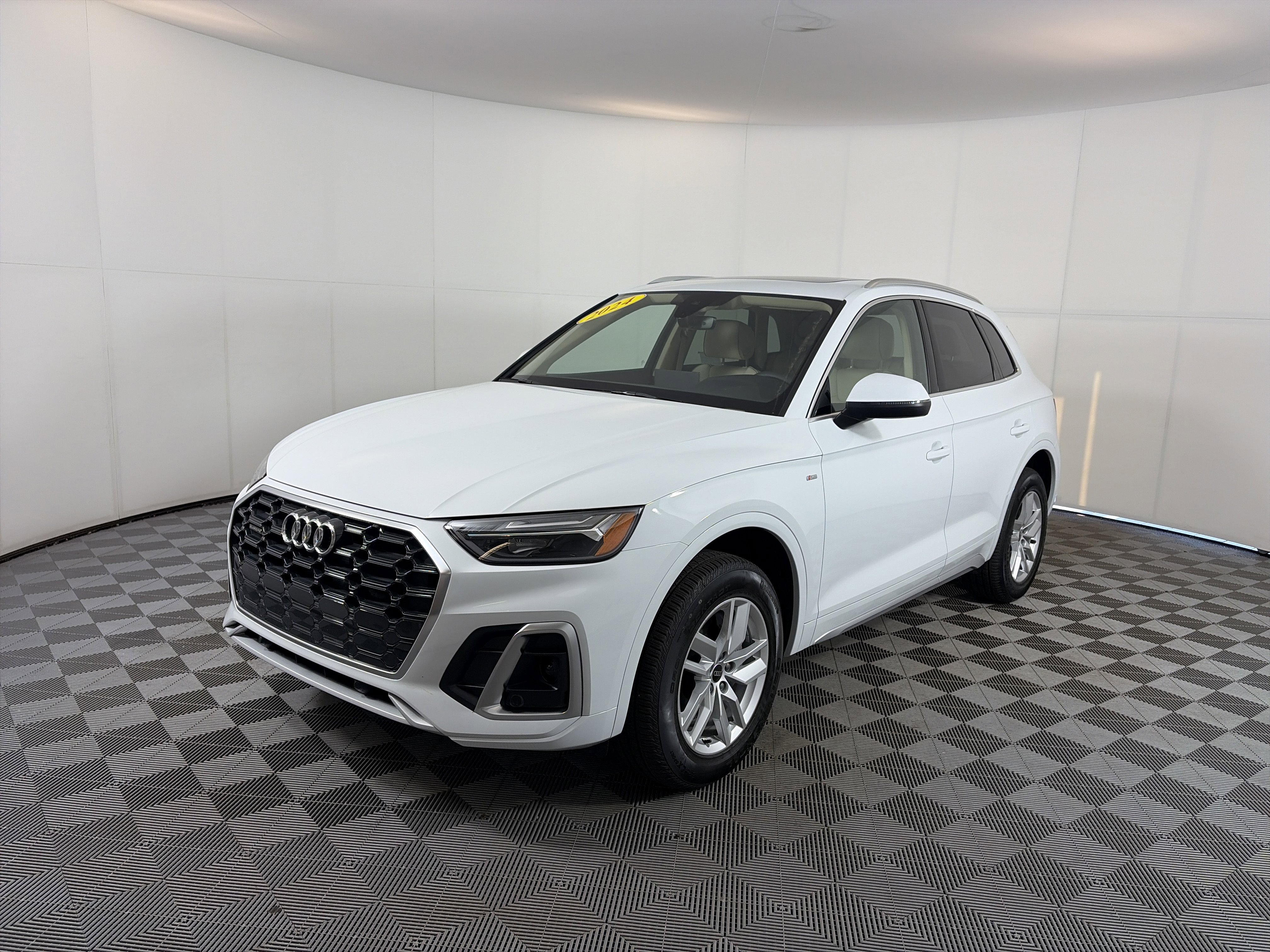 Certified 2024 Audi Q5 2.0T Premium w/ Convenience Package AWD/4WD image 2