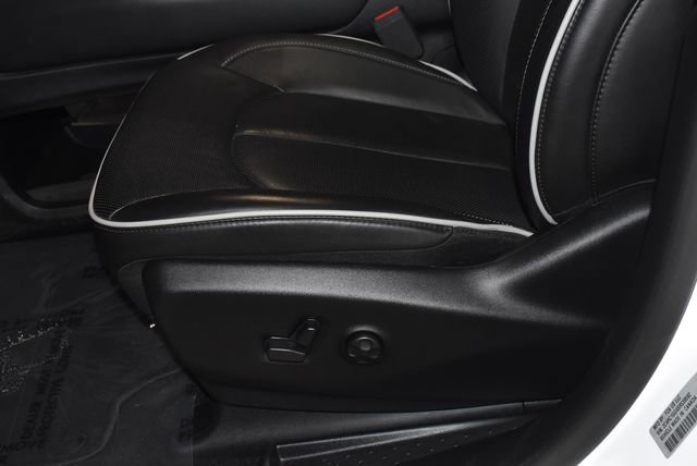 Certified 2025 Chrysler Pacifica Limited image 13