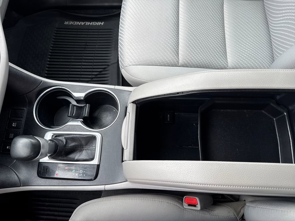 Used 2019 Toyota Highlander LE AWD/4WD image 23