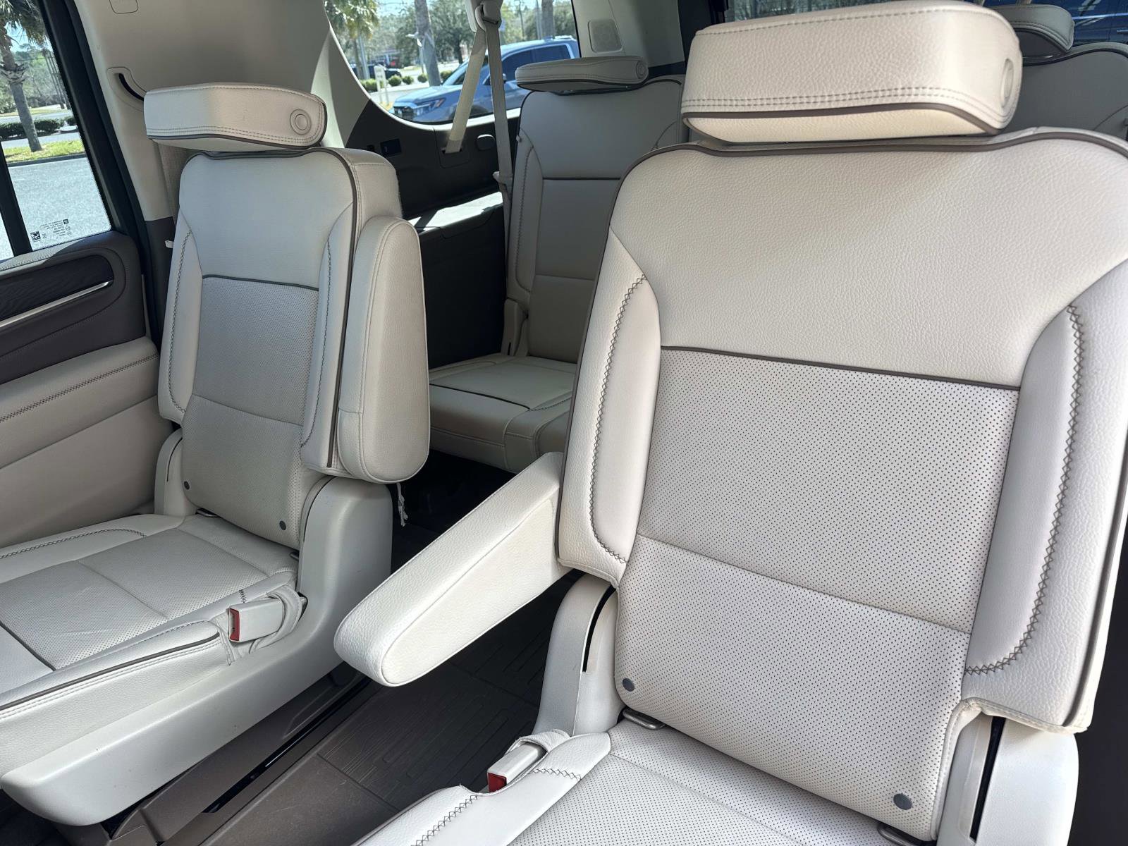 Used 2022 GMC Yukon XL Denali w/ Denali Premium Package image 14