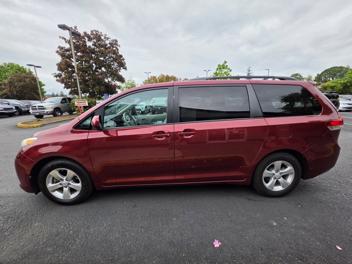 Used 2011 Toyota Sienna LE FWD image 2