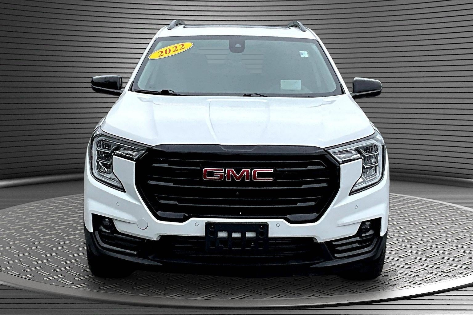 Used 2022 GMC Terrain SLT w/ Infotainment Package II AWD/4WD image 2