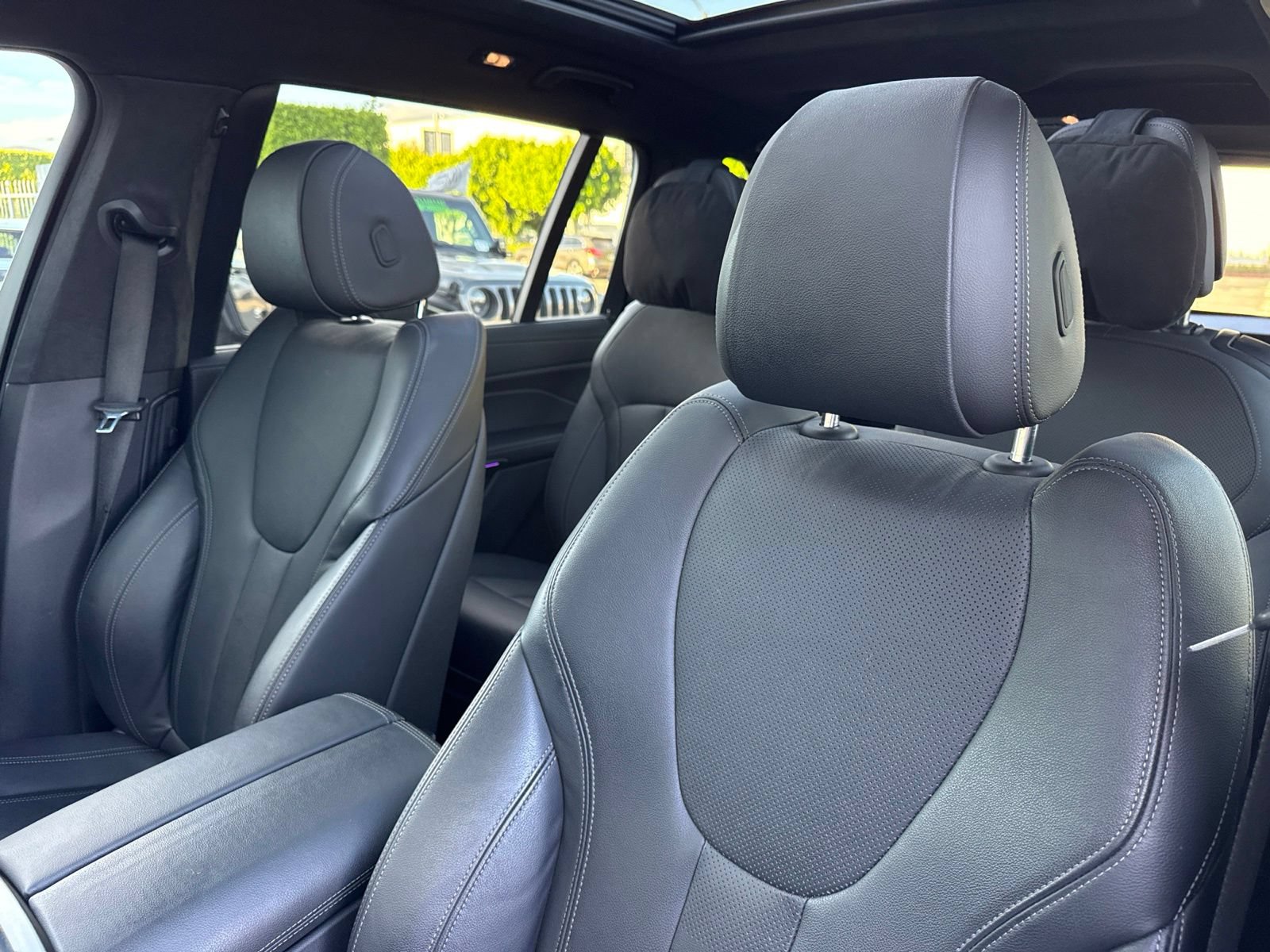 Used 2022 BMW X7 xDrive40i w/ M Sport Package AWD/4WD image 26