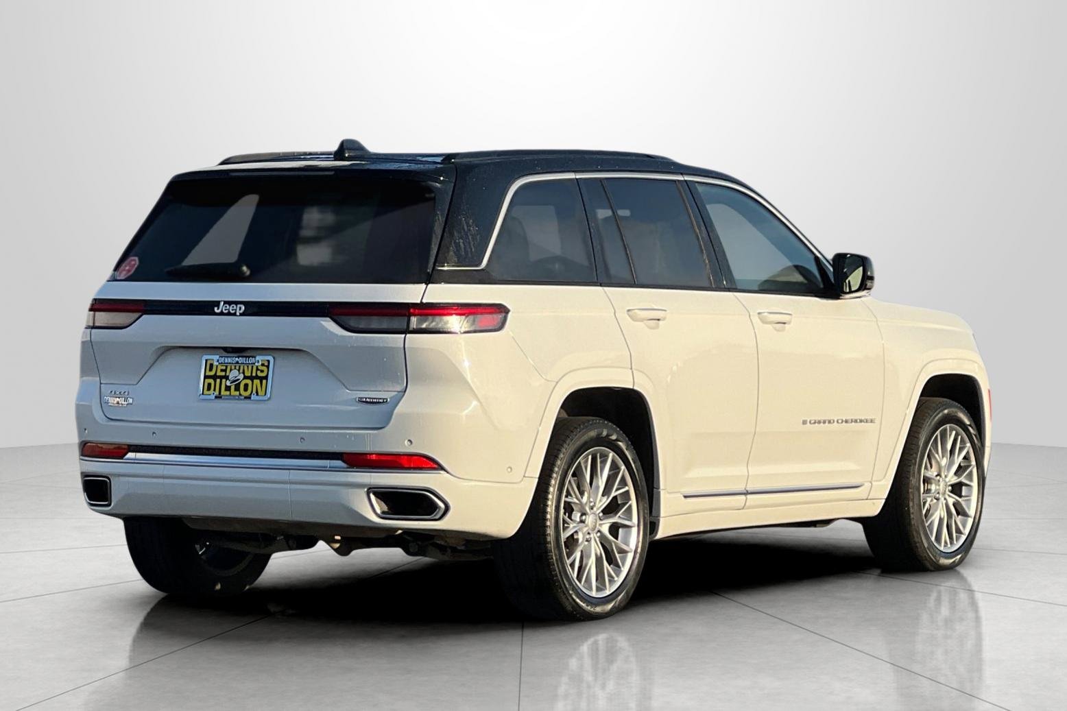 Used 2024 Jeep Grand Cherokee Summit image 5