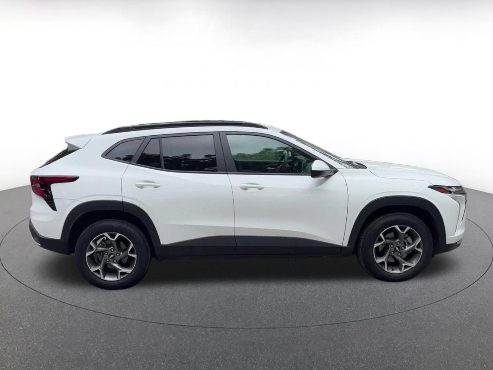 Used 2025 Chevrolet Trax LT FWD image 16