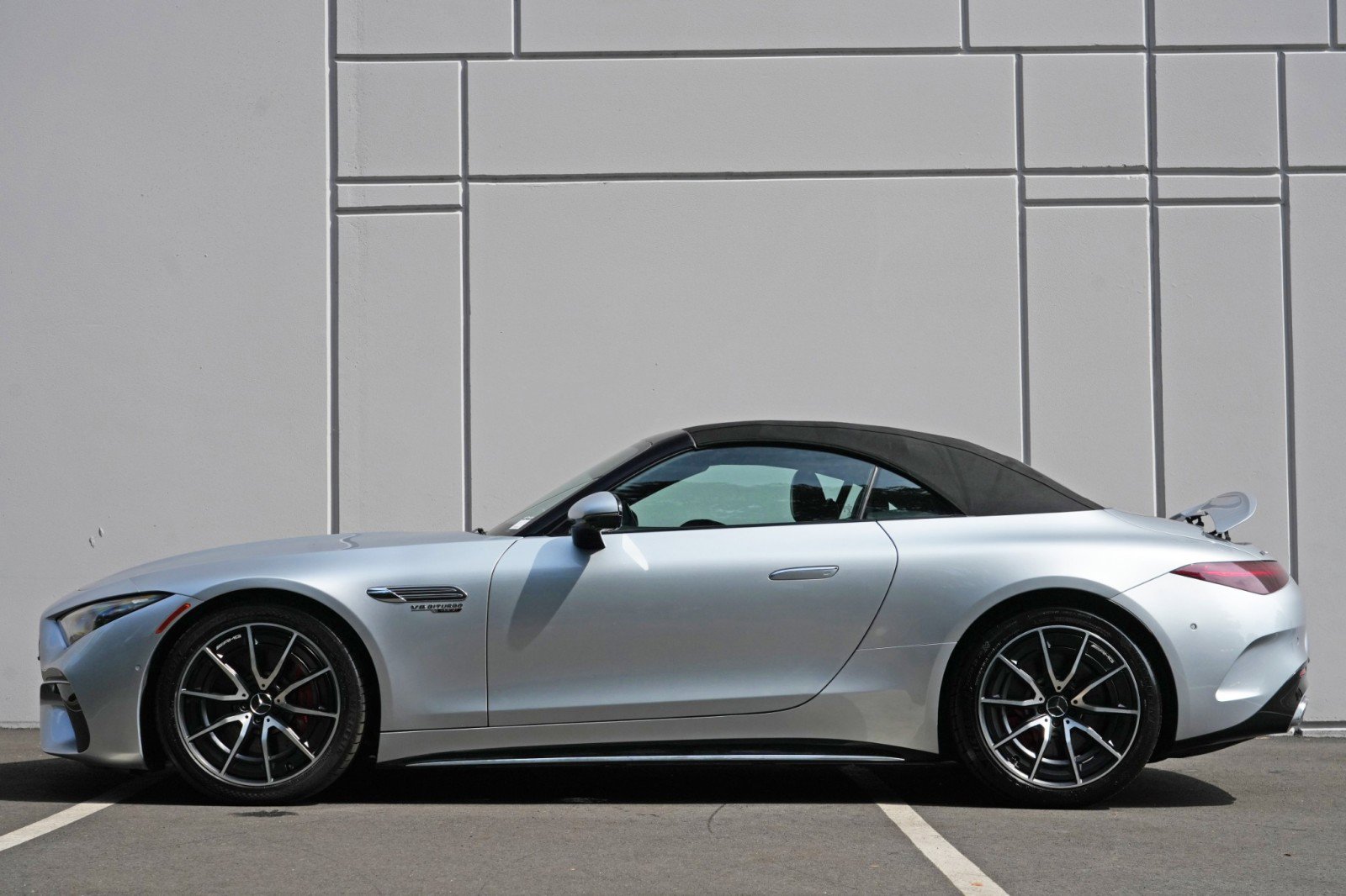 Used 2022 Mercedes-Benz SL 55 AMG 4MATIC w/ Driver Assistance Package image 9