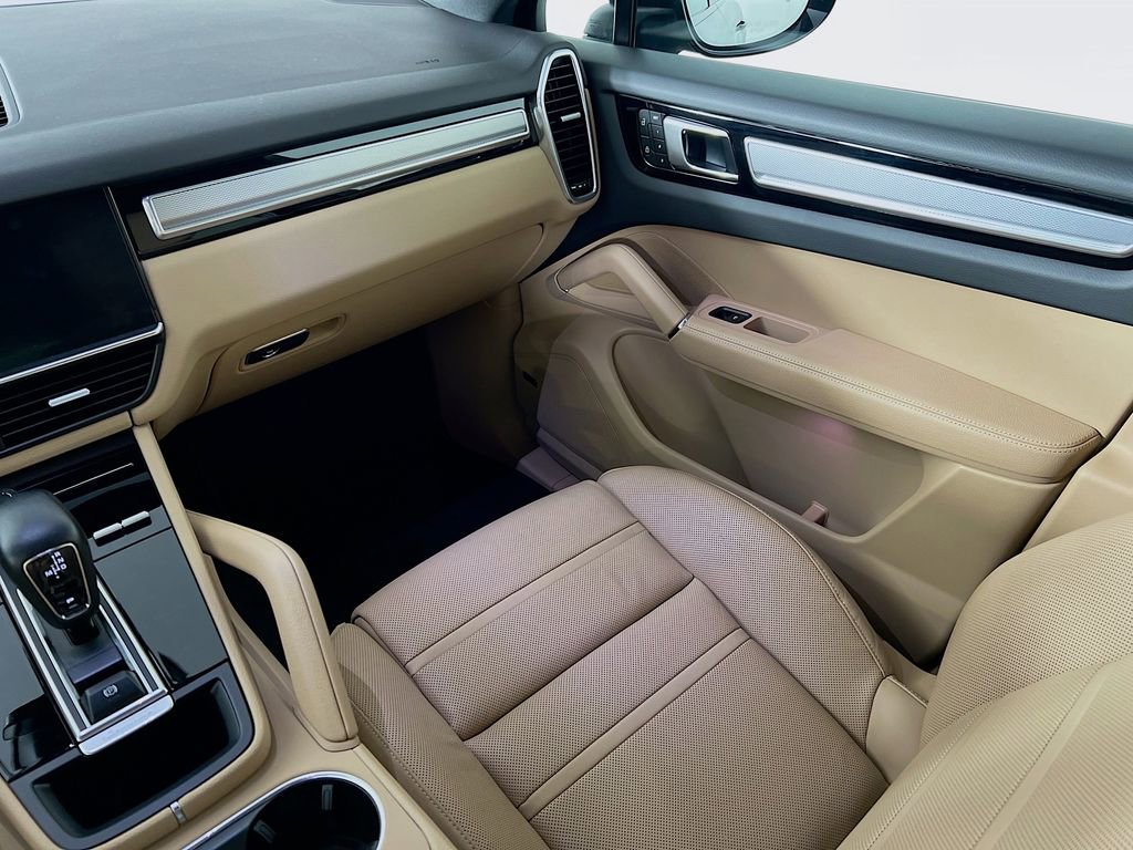 Certified 2023 Porsche Cayenne Platinum Edition image 26