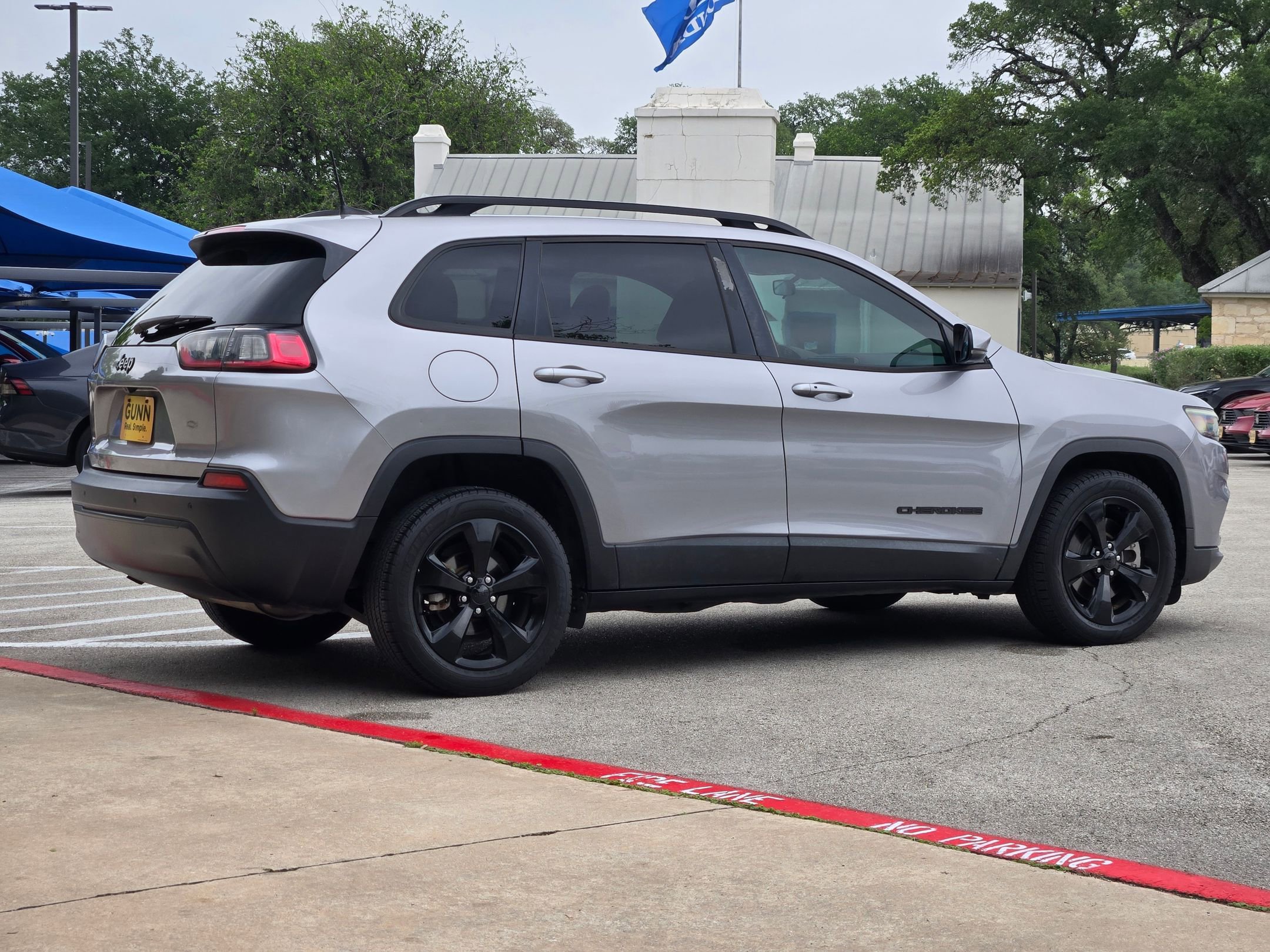 Used 2019 Jeep Cherokee Latitude Plus FWD image 3