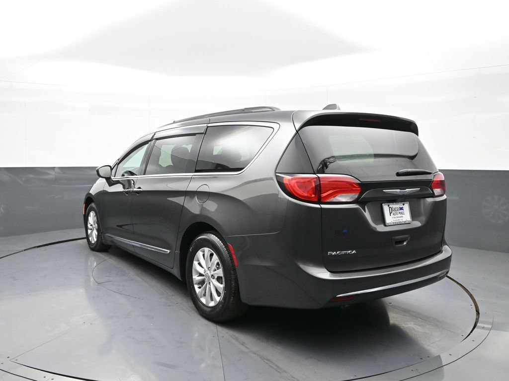 Used 2017 Chrysler Pacifica Touring-L image 8