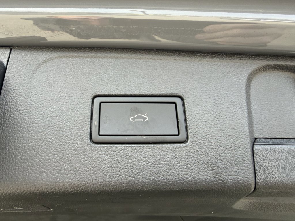 Used 2025 Volkswagen Atlas Peak Edition SE AWD/4WD image 39