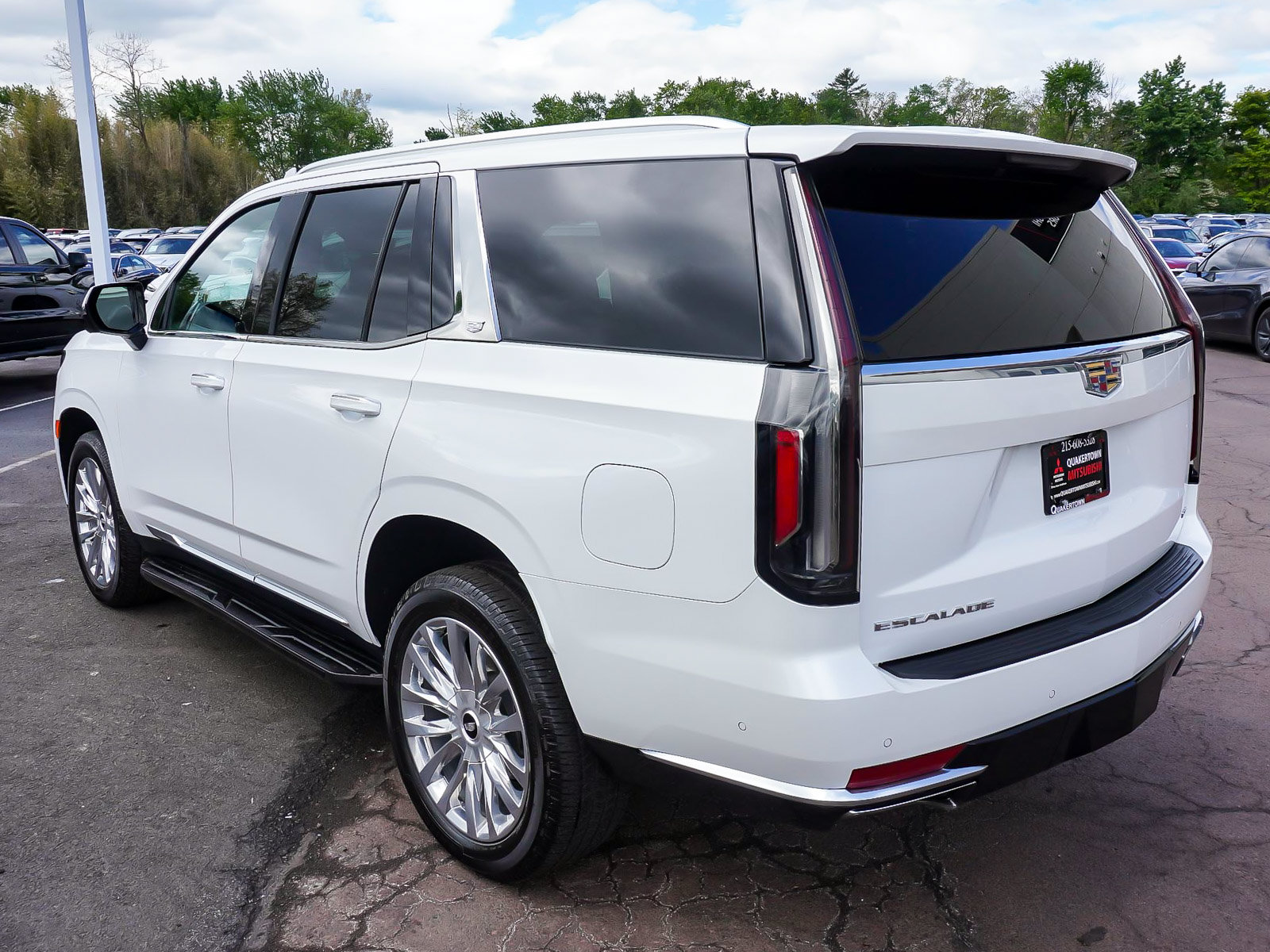 Used 2023 Cadillac Escalade Premium Luxury AWD/4WD image 4
