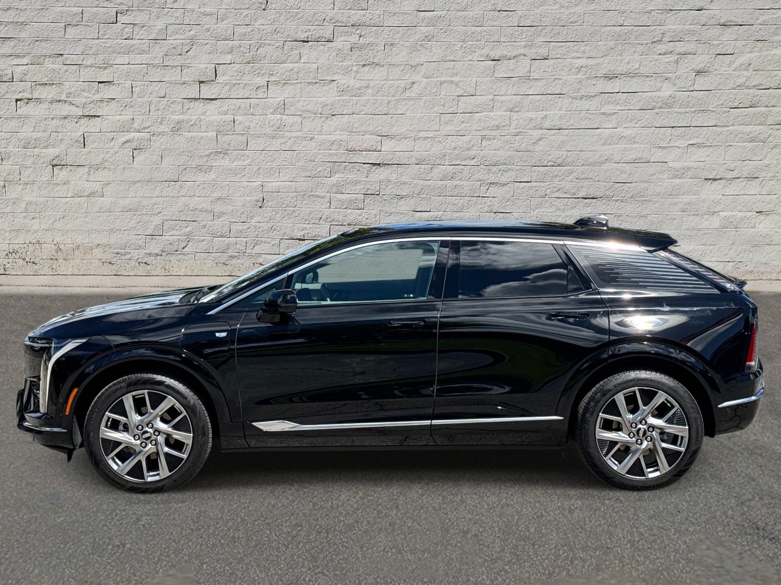 Used 2025 Cadillac Optiq Luxury 2 w/ LPO, Floor Liner Package AWD/4WD image 2
