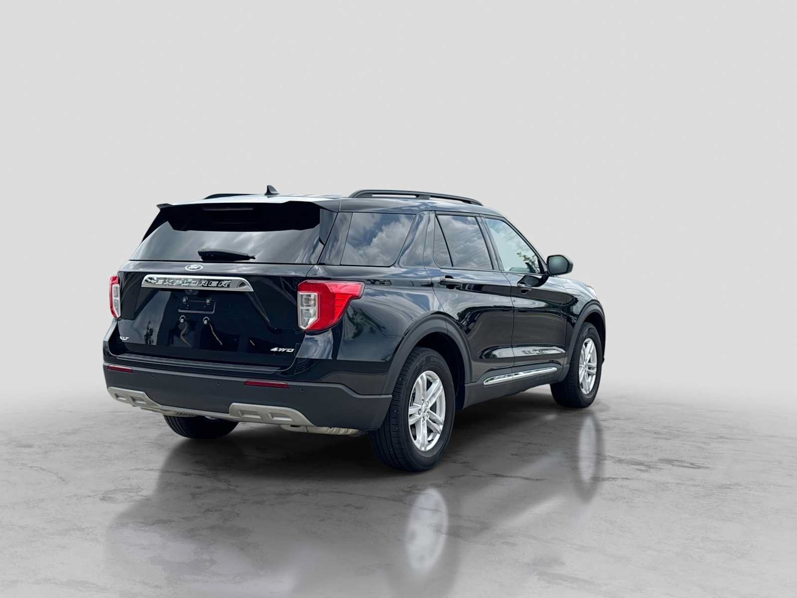 Certified 2023 Ford Explorer XLT w/ Equipment Group 202A AWD/4WD image 6